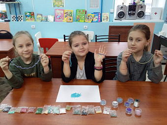 Красносулинских школьников учат создавать изделия из бисера