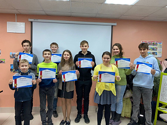 Красносулинским школьникам вручили сертификаты об окончании курсов по программированию