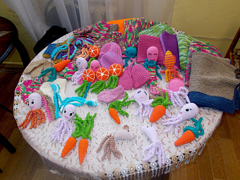 С миру по петельке: как вязанные вещи помогают недоношенным малышам в Архангельской области