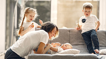 Как помогают семьям: выплаты на детей в 2023 году